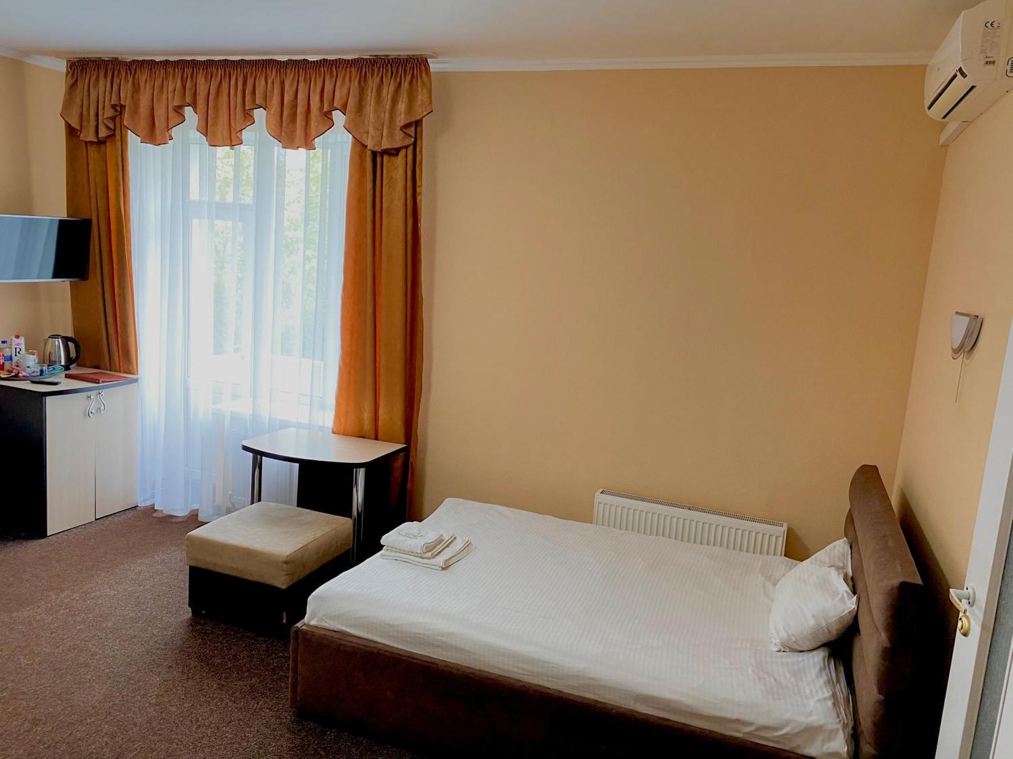 Hotel Орхідея à Romny Extérieur photo