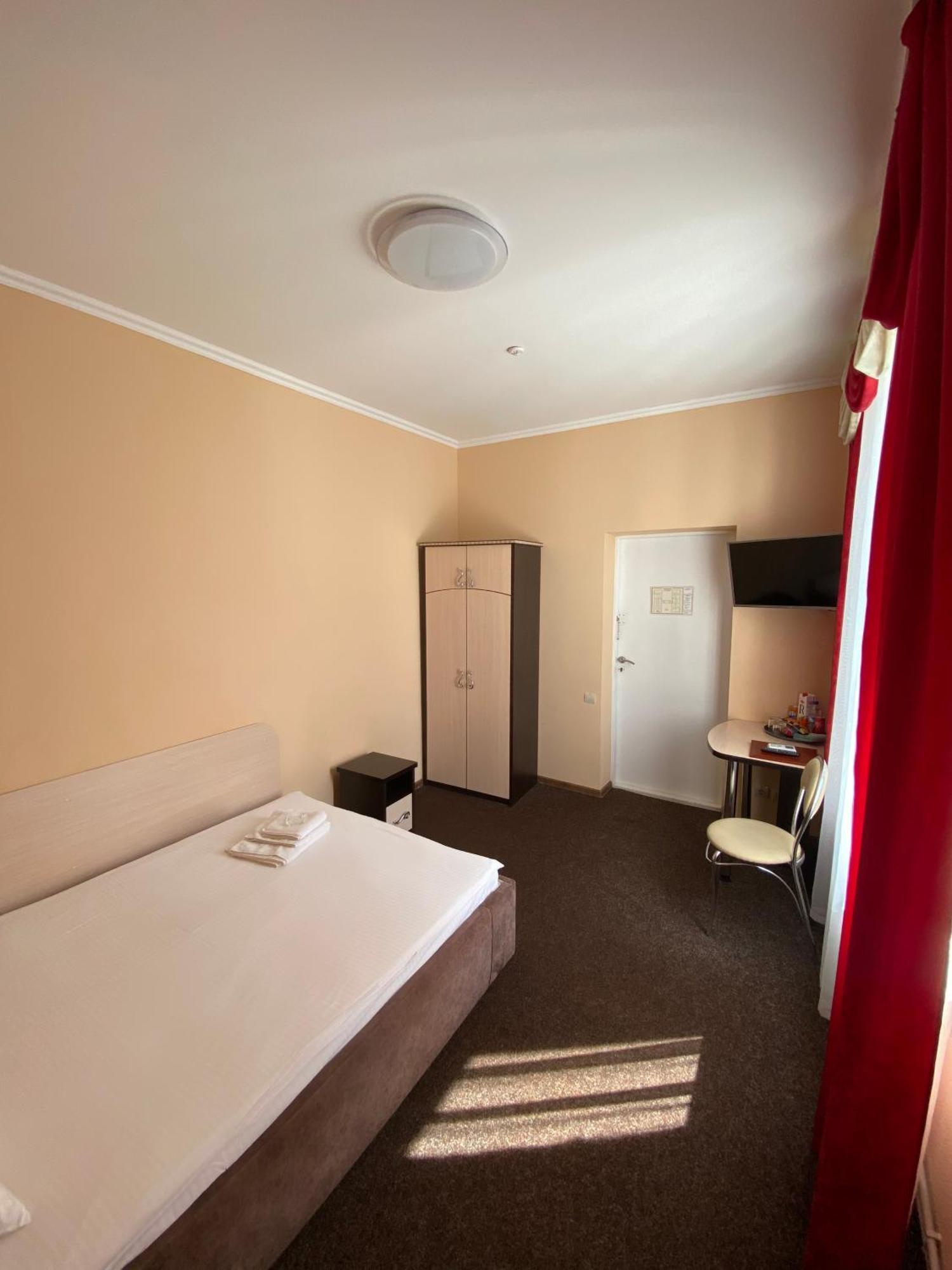 Hotel Орхідея à Romny Extérieur photo