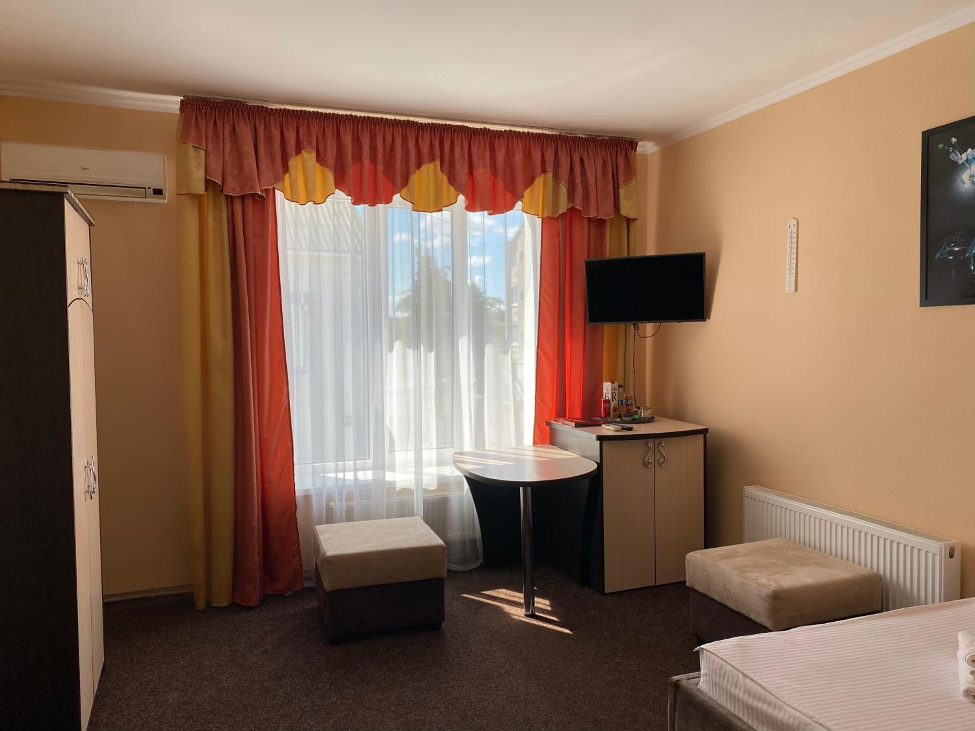 Hotel Орхідея à Romny Extérieur photo