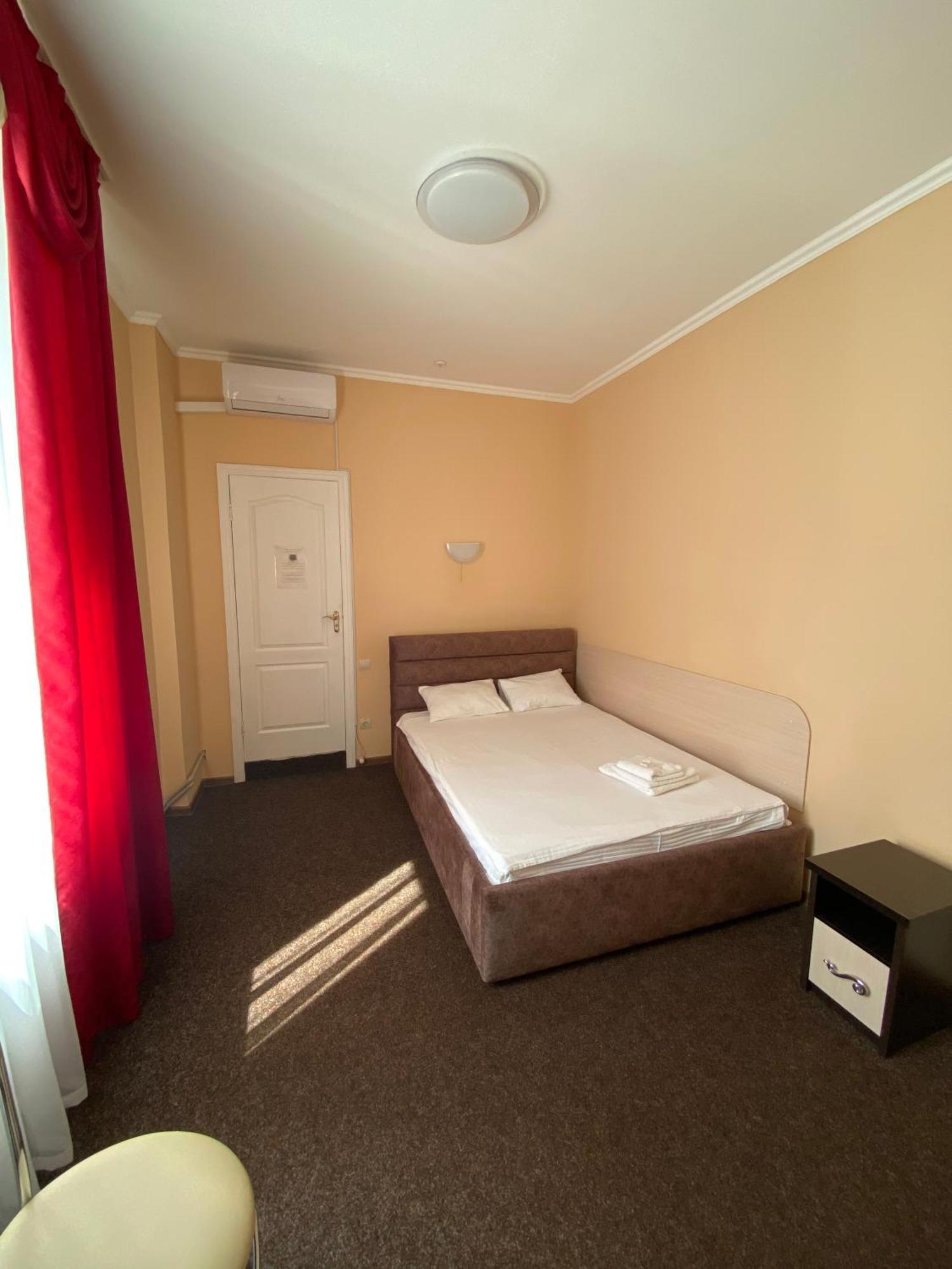 Hotel Орхідея à Romny Extérieur photo