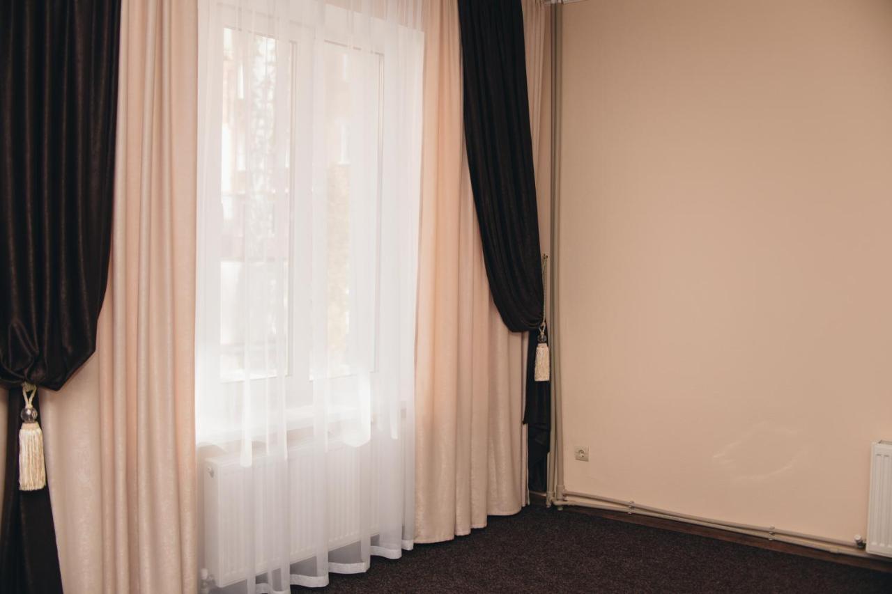 Hotel Орхідея à Romny Extérieur photo
